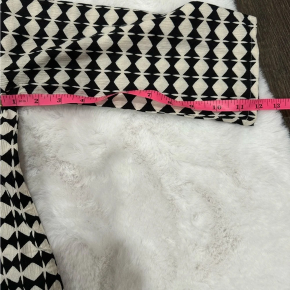 J. Crew Black & White Diamond Checkered 3/4 Sleeve V-neck
Shirt Size XXS - Picture 8 of 10